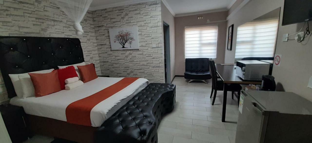 The New Mall Guesthouse Maun Exterior foto